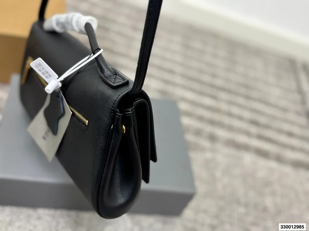 p215 全套包装 size: 28*14cm 巴黎世家 belair这个系列太顶了! 新款手包/斜挎包小小的很精致! 牛皮品质哦! 皮质的韧性与手感都非常柔和哦