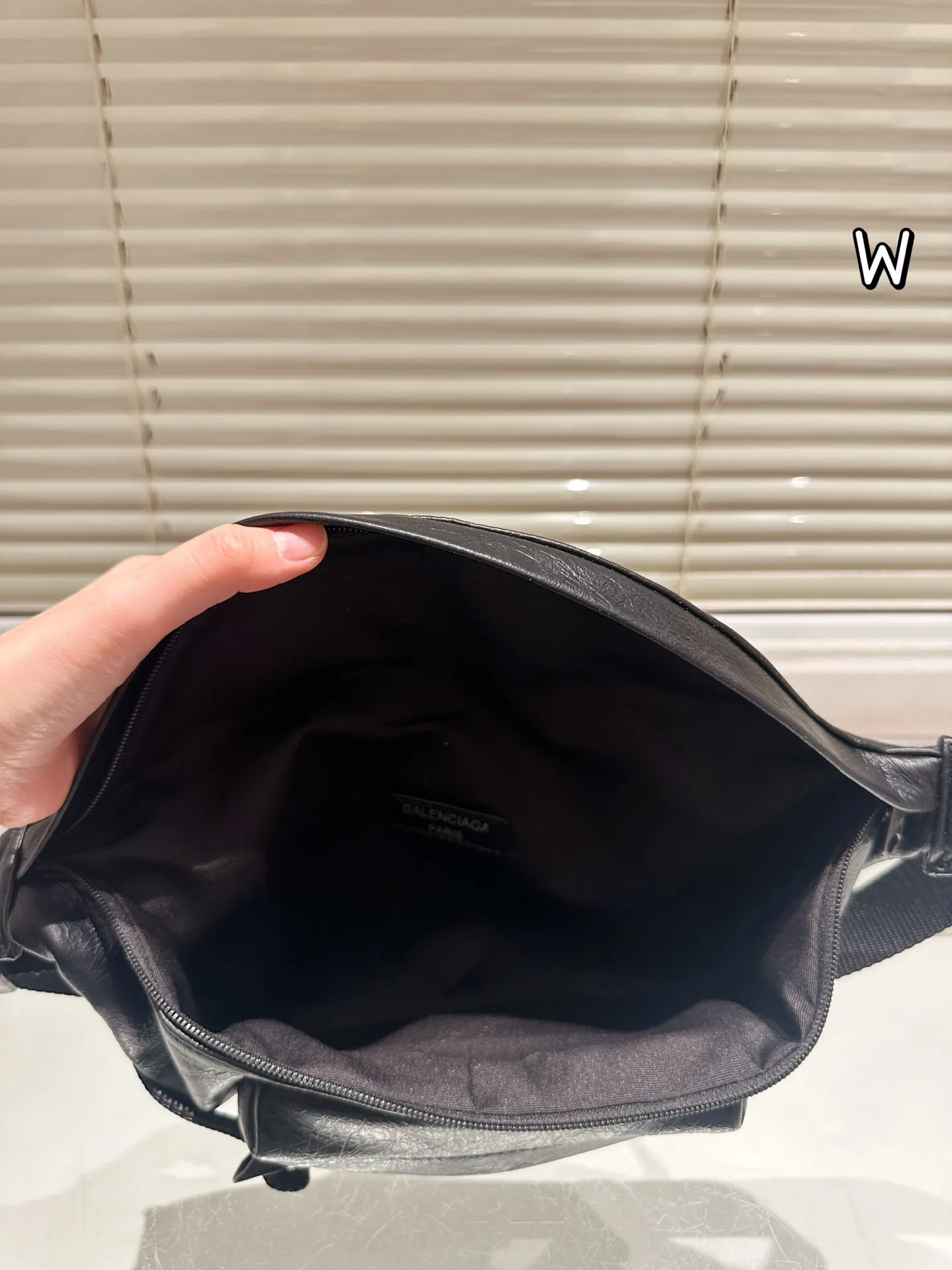 P140 巴黎世家 ARMY 系列腰包 &bull;巴黎世家ARMY系列腰包，黑色小羊皮材质，手感细腻又耐用，机能风设计超有型！拉链+多口袋，收纳超方便，通勤、户外都能用林。肩带可调节， 腰包斜挎随心切换，百搭又实用。ARMY系列硬朗风格，潮流爱好者必入，搭配简约或机能风穿搭都很出彩 26x21x9cm约 26x21x9cm，