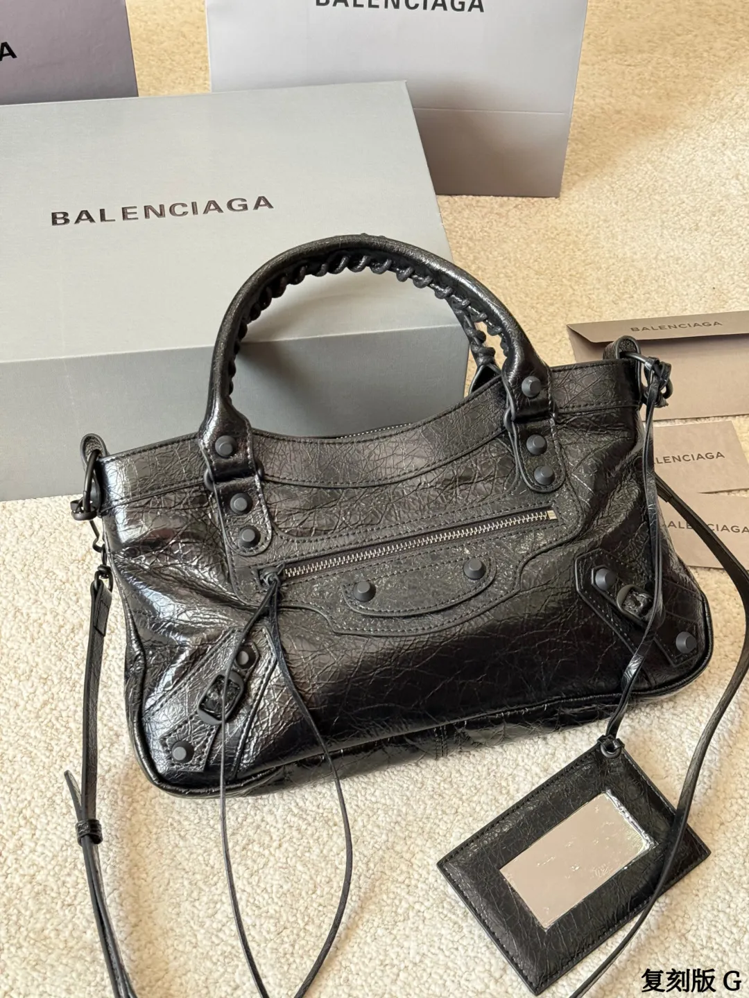 复刻版 p290 BALENCIAGA Le City Nano机车包 巴黎世家Le City Nano机车包,选用细纹羊皮革,质感柔软耐用。经典铆钉+流苏设计,机车风满满,超有个性!黑色包身百搭,通勤休闲都能轻松驾驭。Nano尺寸小巧精致,内部空间合理,手机钱包都能装下,肩带可调节,单肩斜挎随心切换,实用又时髦! 尺寸33.5 6.5 20