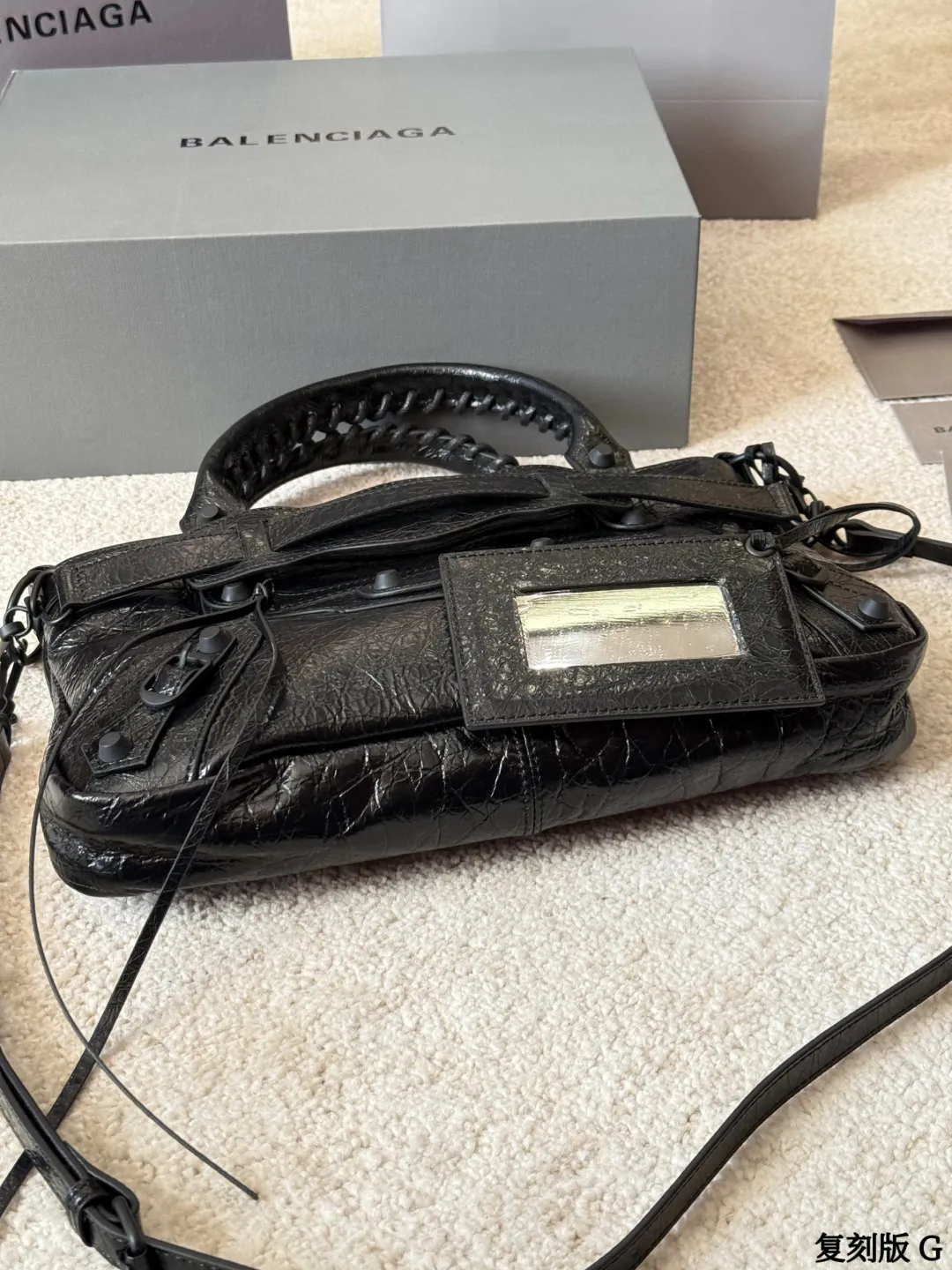 复刻版 p290 BALENCIAGA Le City Nano机车包 巴黎世家Le City Nano机车包，选用细纹羊皮革，质感柔软耐用。经典铆钉＋流苏设计，机车风满满，超有个性！黑色包身百搭，通勤休闲都能轻松驾驭。Nano尺寸小巧精致，内部空间合理，手机钱包都能装下，肩带可调节，单肩斜挎随心切换，实用又时髦！ 尺寸33.5 6.5 20