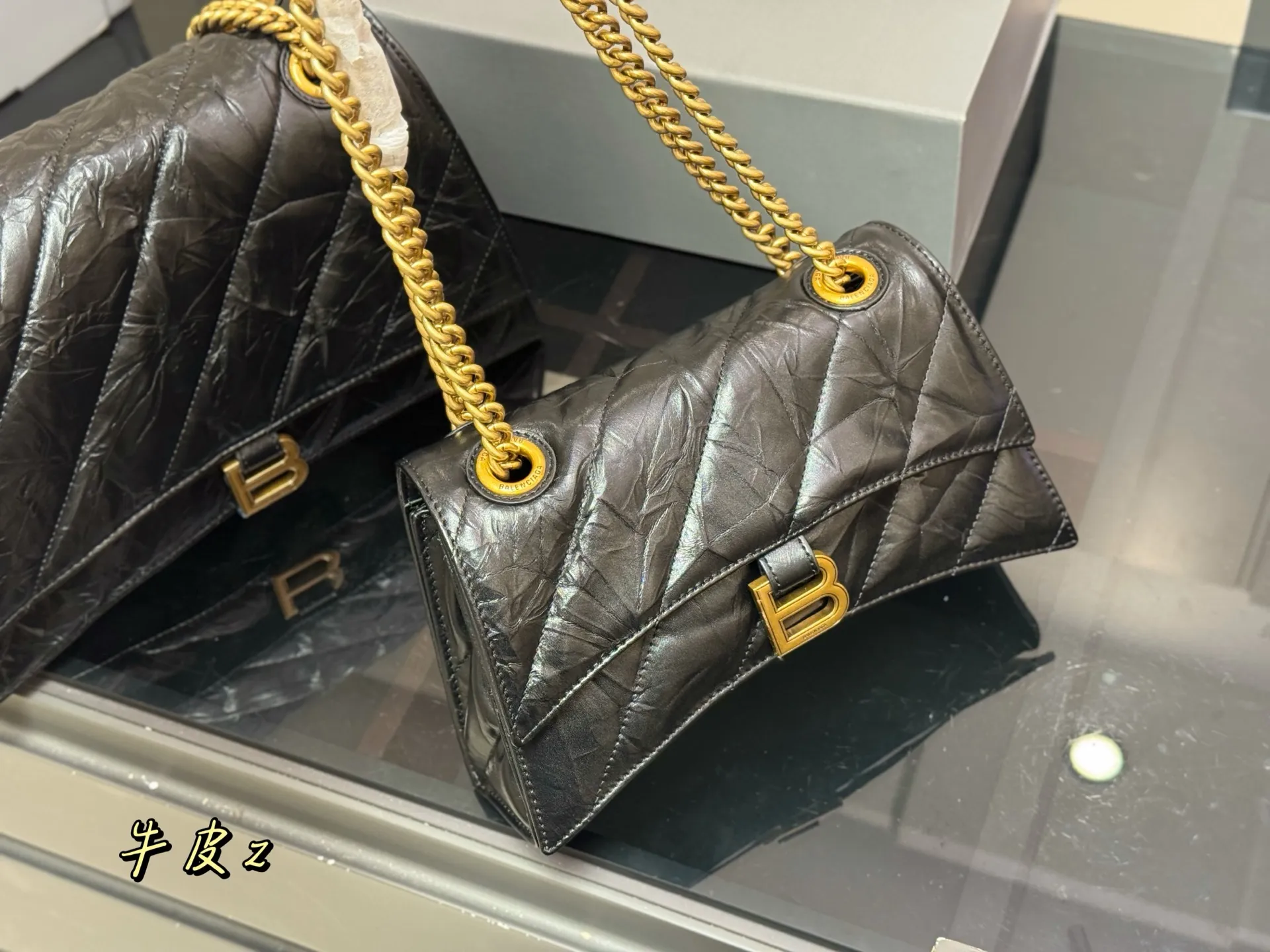 &yen;190 &yen;240 配盒牛皮 size：25*16cm 31*19cm crush直击我的心 巴黎世家新款包包 crush真的太高级了吧! 材质摸起来超级舒服~ 软fufu的颜值很高！