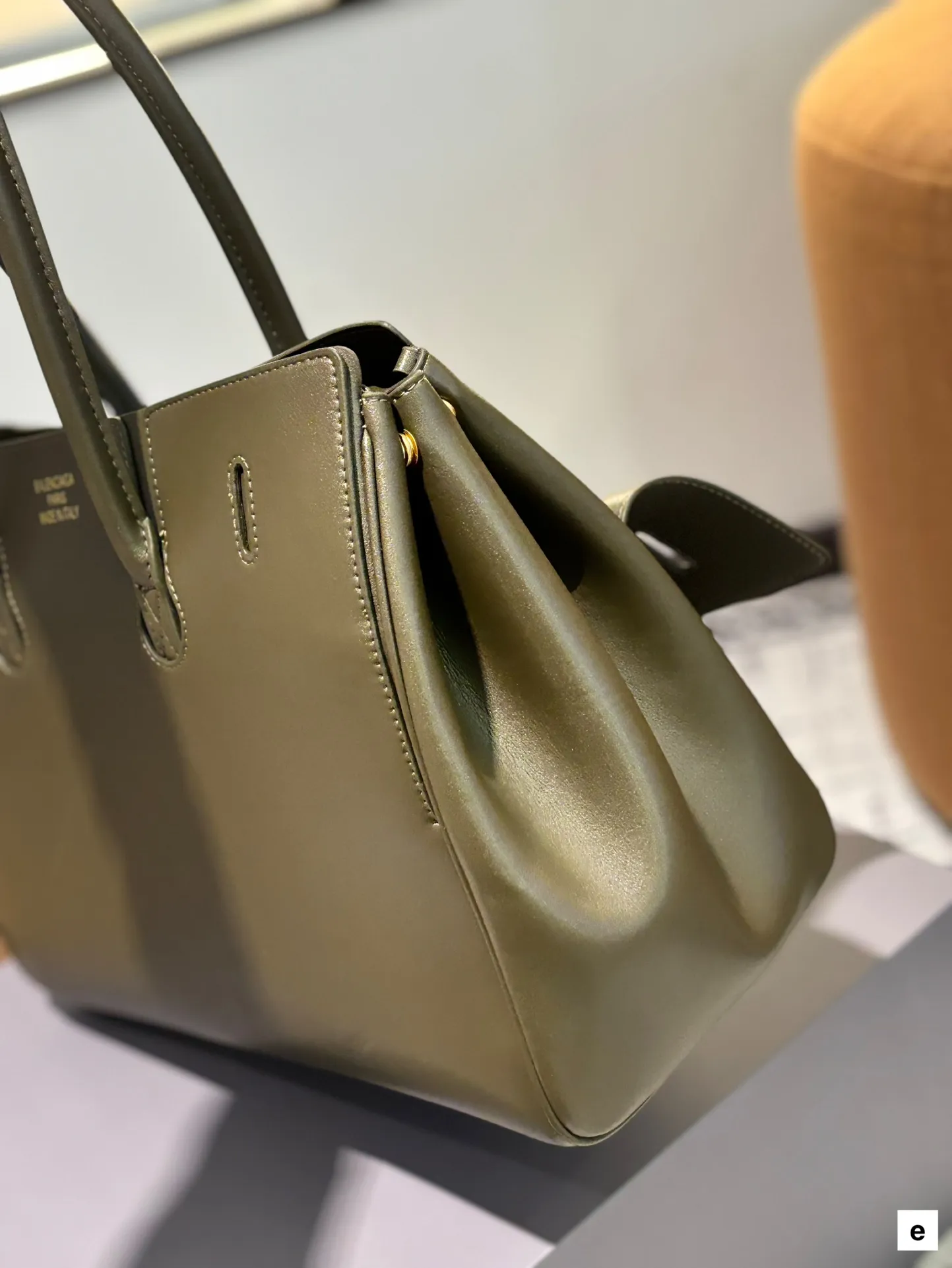 牛皮 p285 卡戴珊look|巴黎世家 甲甲卡戴珊(Kim Kardashian)套装巴黎世家家的 (铂金包Balenciaga belair)黑色机车过膝靴穿出了卡戴珊的霸气. 。。今年巴黎世家的包把爱马仕玩的淋漓尽先是kelly redeo，又是birkin的belair。光价格没比爱 马仕便宜哦，真是又爱又恨的。大号35 30cm