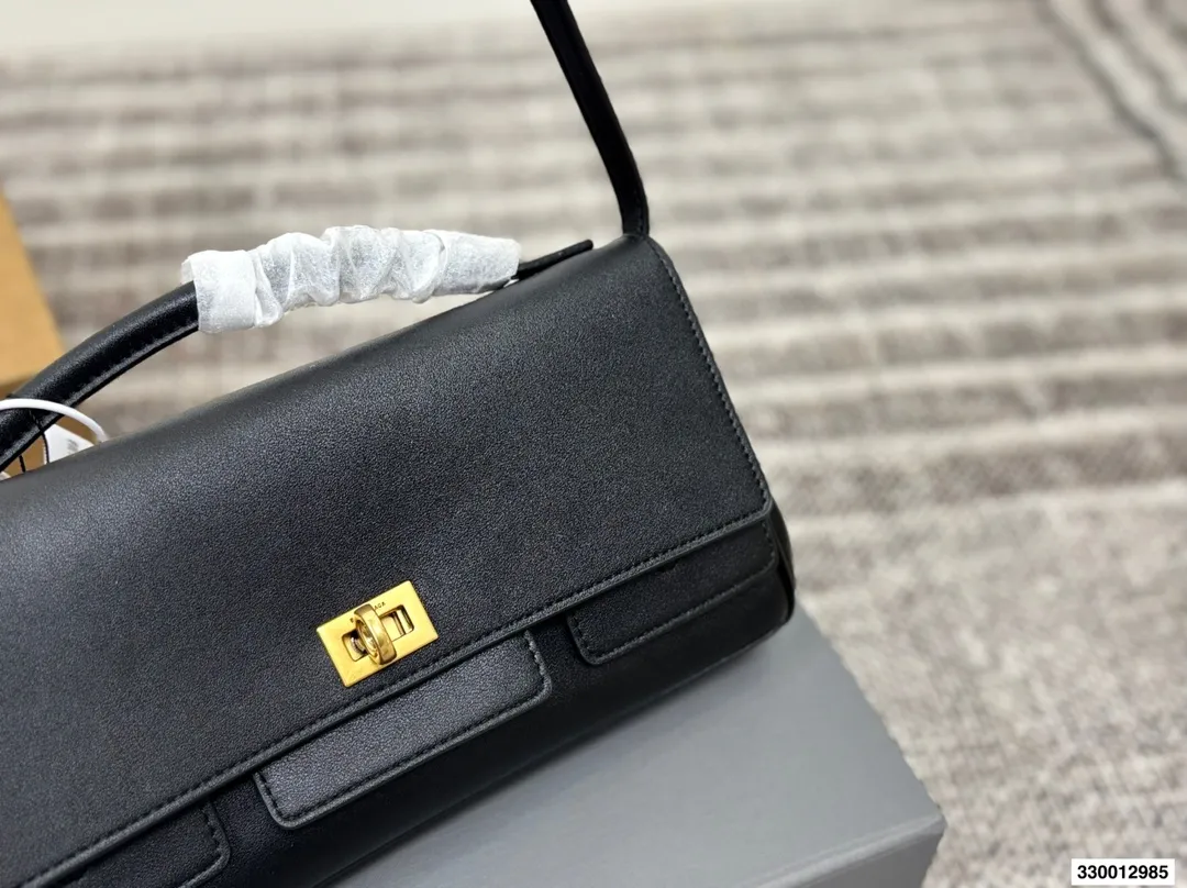 p215 全套包装 size: 28*14cm 巴黎世家 belair这个系列太顶了! 新款手包/斜挎包小小的很精致! 牛皮品质哦! 皮质的韧性与手感都非常柔和哦