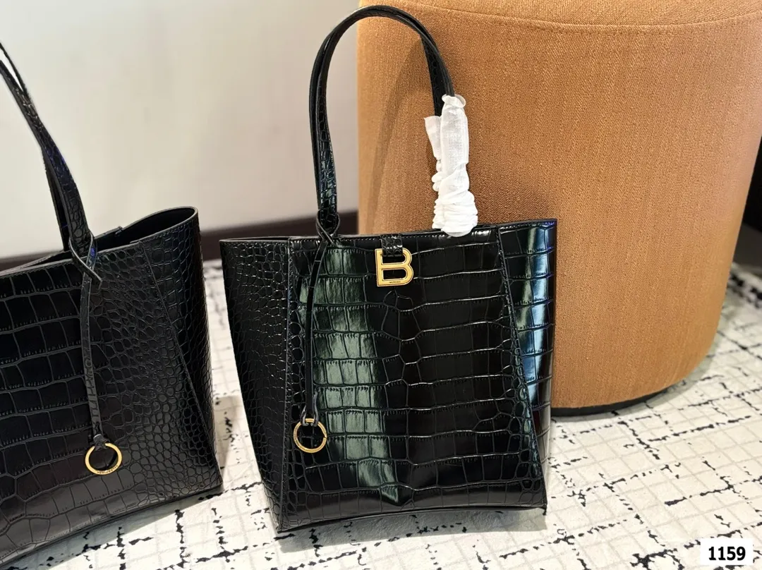 大号P140 小号P135 巴黎世家托特 Balenciaga 2025年新款 Hampton Carry All 手袋 洗练倒梯形结构搭配管状皮革双手柄,简化的包身结构更为轻便 尺寸:大号36 27 小号24 26