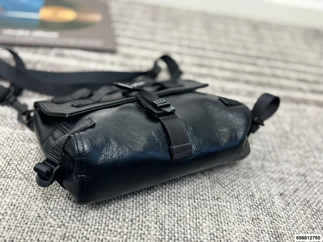 P190 巴黎世家邮差 还有这么机能风的Balenciaga邮差!!!! 实物巨巨巨好看!! 走在潮流第一线的俊男靓女们必须要拥有这只巴黎世家 尺寸:24 19