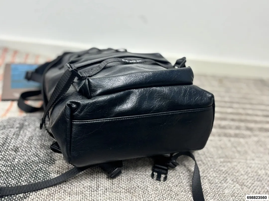 P270⚠️尺寸28.43 巴黎世家 牛仔双肩包 泰酷辣~ 凹照型神器 潮男必备 气质UP UP UP!!!