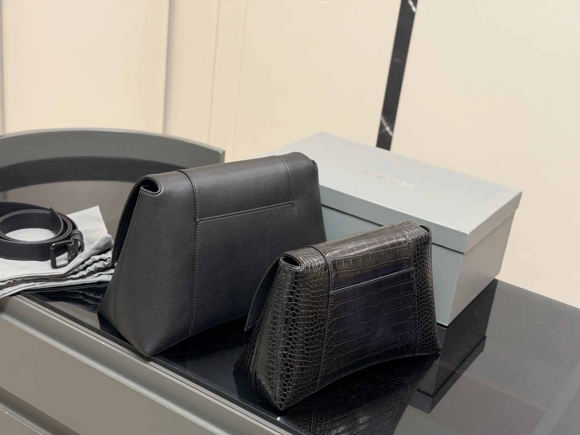 &yen;180 &yen;185 配盒！！ size：28cm 33cm Balenciaga down town 巴黎世家新款沙漏 异型包的设计又酷又高级 包身容量可观