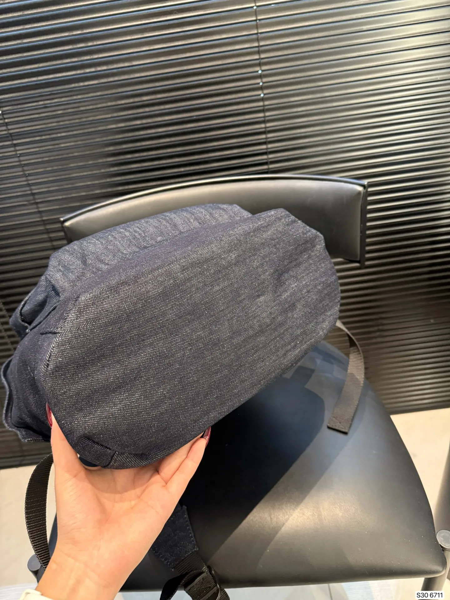 P200巴黎世家牛仔双肩包 牛仔双肩包， 来场说走就走的旅行也也不错主打休闲慵懒风 敲拉风啊时髦又有腔调 复古慵懒随性超好背 越看越爱 尺寸：35 43货号6711