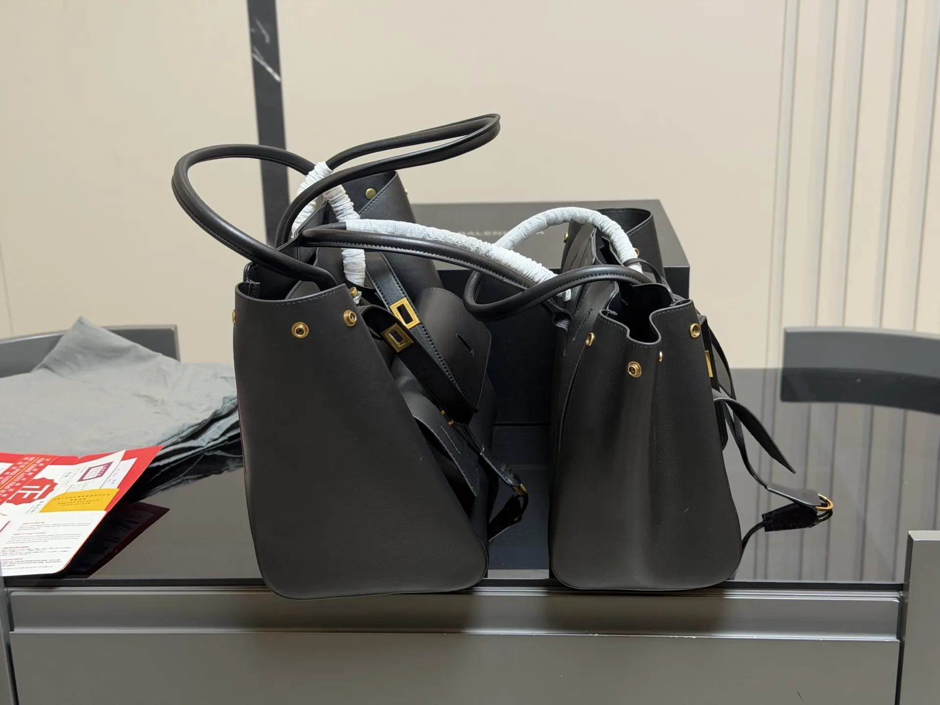 &yen;420 &yen;390 配折叠盒飞机盒 size：36.28cm 30.24cm 巴黎世家新款belair 大廓形包包 柔软的大廓形包包 上身慵懒感立刻get、 真的很喜欢又方便又酷的超实用大包!