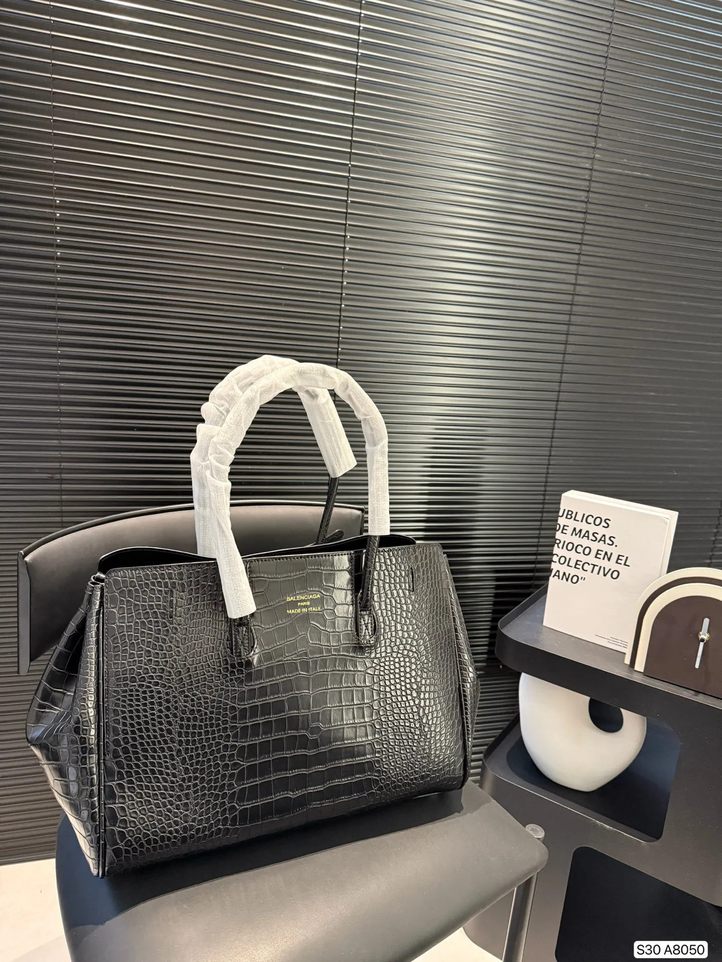 P200 巴黎世家新款RODEO大廓形包包 柔软的大廓形包包 上身慵懒感立刻get、 真的很喜欢又方便又酷的超实用大包! 尺寸38 28 货号A8050