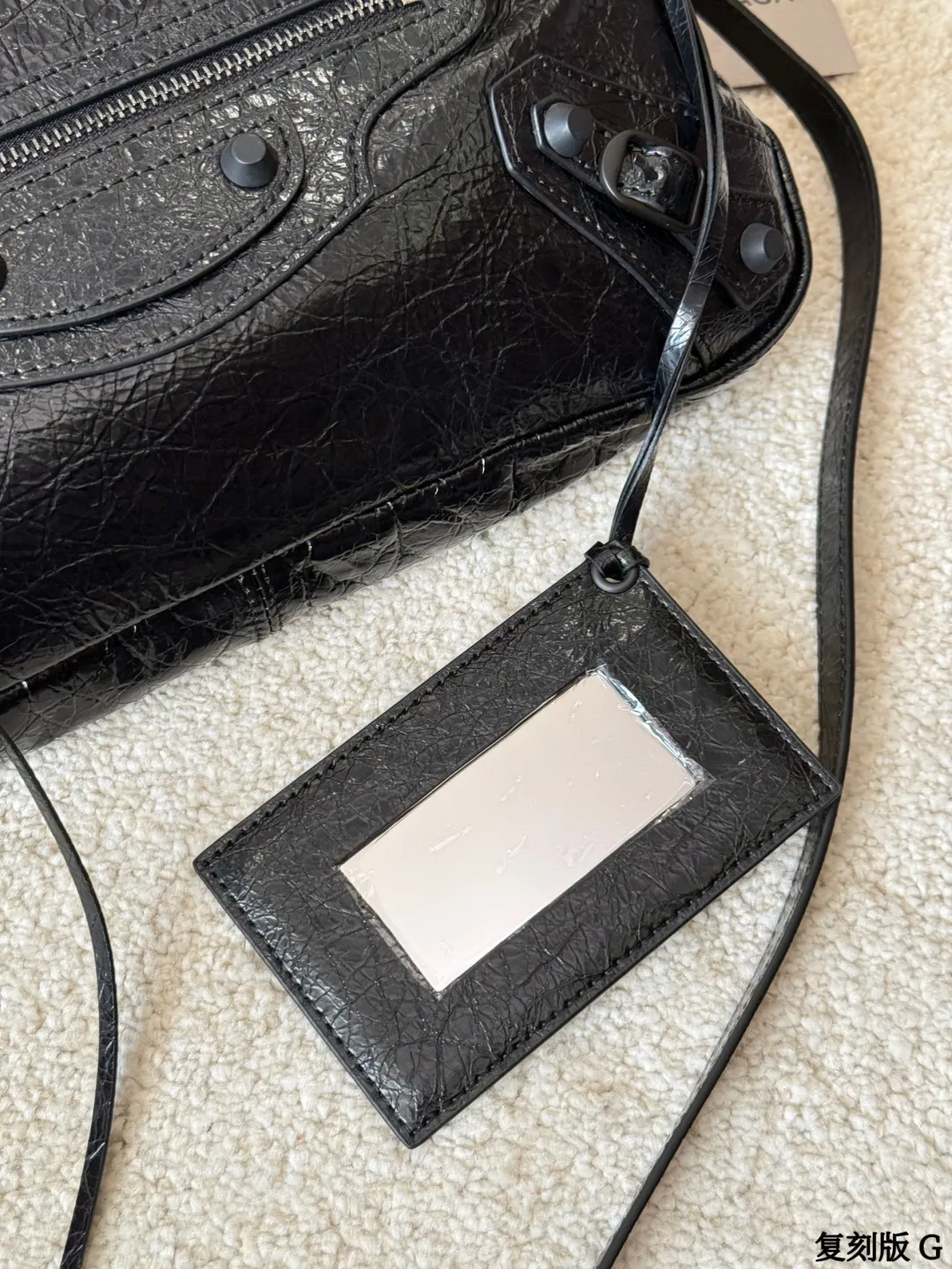 复刻版 p290 BALENCIAGA Le City Nano机车包 巴黎世家Le City Nano机车包,选用细纹羊皮革,质感柔软耐用。经典铆钉+流苏设计,机车风满满,超有个性!黑色包身百搭,通勤休闲都能轻松驾驭。Nano尺寸小巧精致,内部空间合理,手机钱包都能装下,肩带可调节,单肩斜挎随心切换,实用又时髦! 尺寸33.5 6.5 20