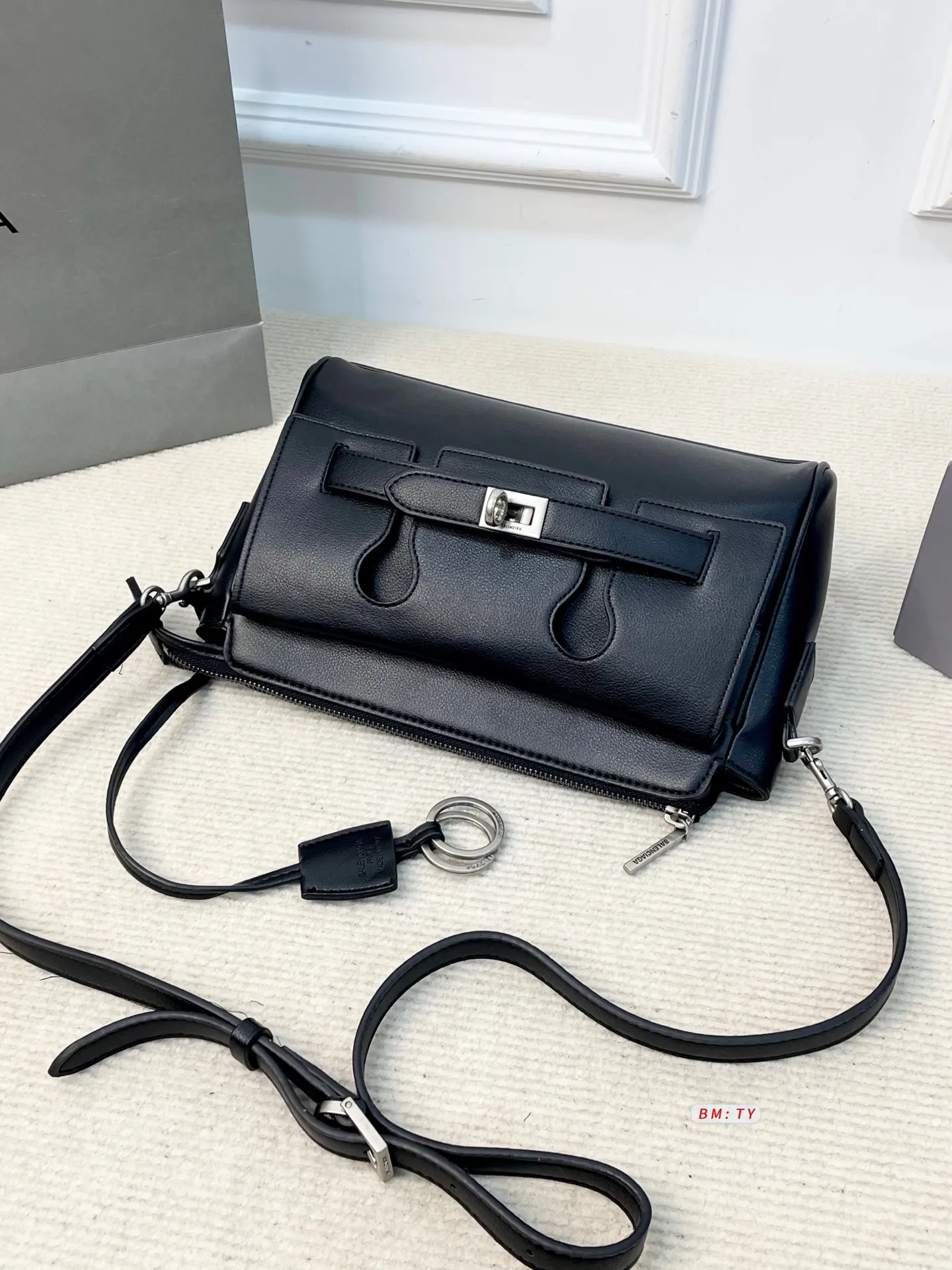 💰165 配折叠礼盒 巴黎世家Bel Air邮差包,质感细腻耐用,配色低调优雅,金属扣件精致有质感。包型经典,线条流畅,尺寸适中,通勤休闲都很适合。肩带可调节,支持单肩、斜挎多种背法,灵活百搭。内部空间合理,日常物品轻松收纳。 尺寸:27*10*18