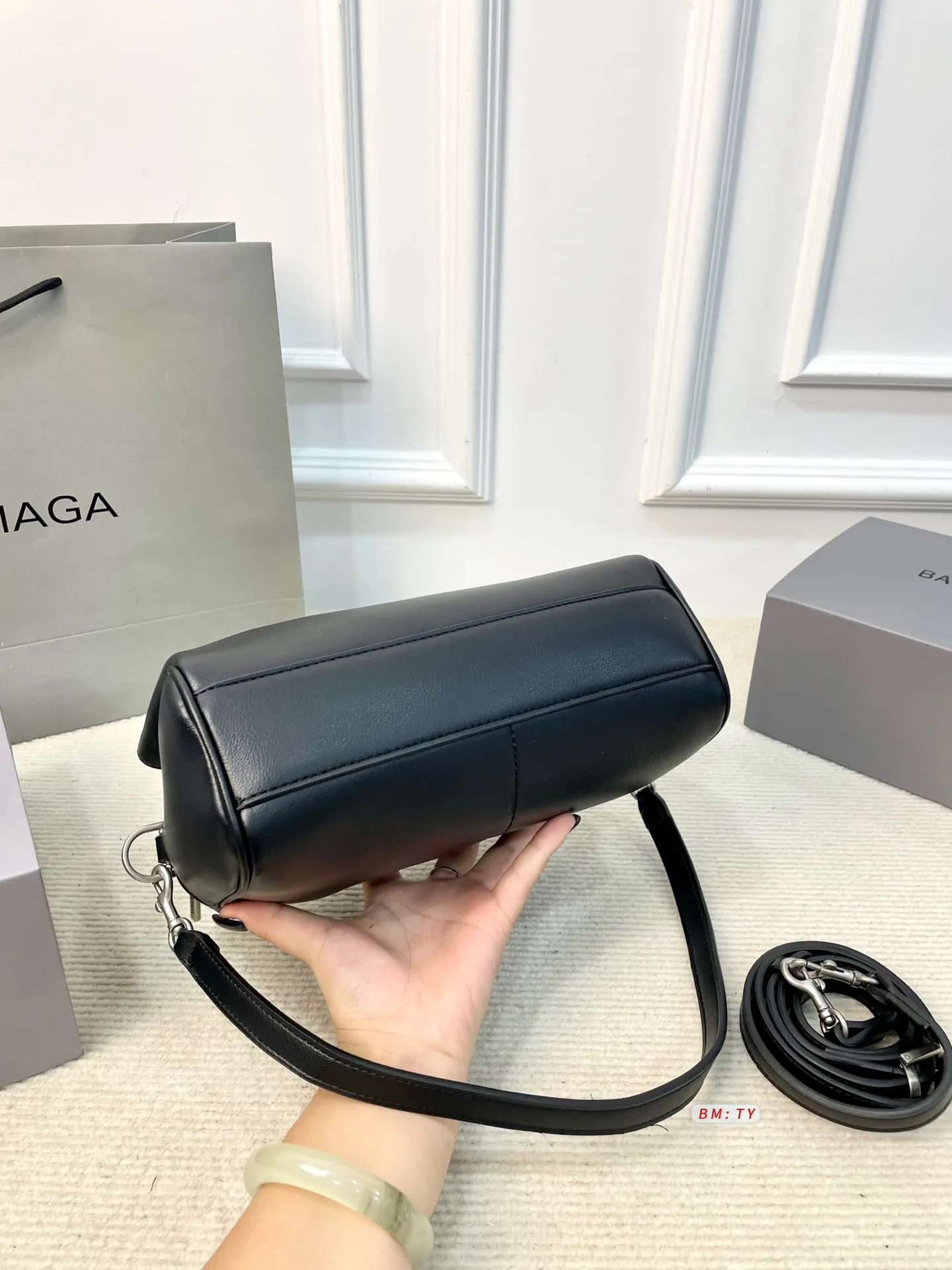 💰155 配折叠礼盒 巴黎世家Rodeo相机包，哑光质感+细腻褶纹，皮质柔软有韧性，越用越有光泽。简约包身配金属锁扣，细节精致，低调又高级！容量适中，手机、充电宝、笔记本都能装下，通勤休闲都OK。肩带可调节，手拎斜挎随心切换，实用又时髦。 尺寸：25*11*16