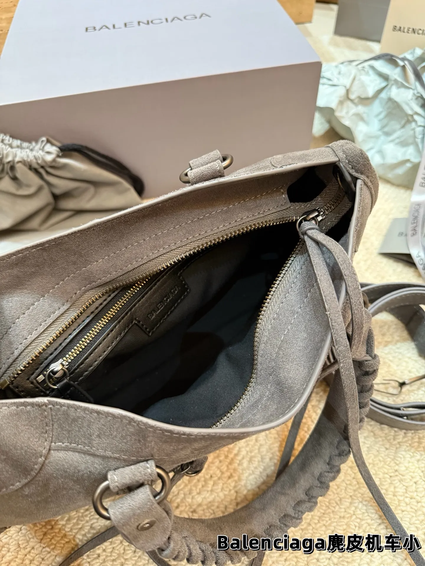 P235 P225 顶级原单 Balenciaga巴黎世家 麂皮机车包 -拥有立冬的第一只麂皮机车的快乐 这么帅谁能不爱呀[得意R] 粗犷硬朗的机车包型 加上拥有独一份质感的麂皮 拿捏时髦和氛围感就这么简单 尺寸大号37*23 小号30*19
