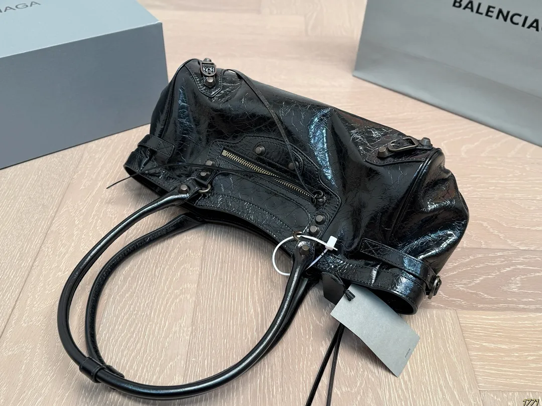 ¥250飞机盒 Balenciaga 巴黎世家新款 男女通用款哦 众多明星追捧的单品 原版面料 原单品质 超高回头率 尺寸31 16