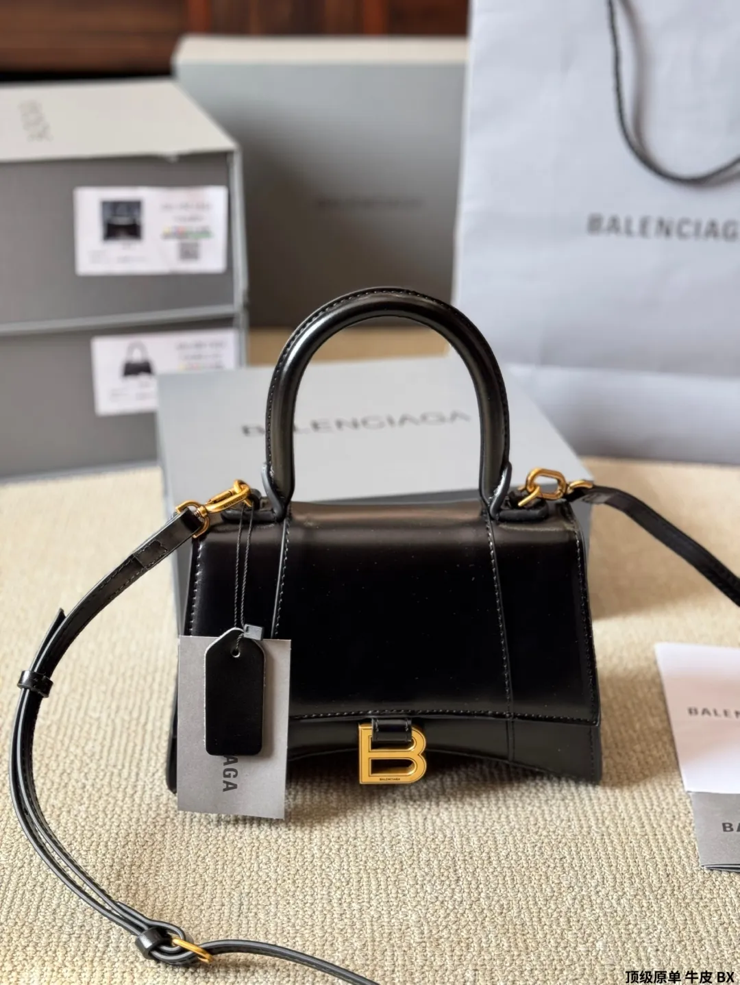 顶级原单 牛皮 p180/p170 【巴黎世家】Balenciaga/巴黎世家 hourglass xs/沙漏包 斜挎手提包 lisa款 最新走秀款购物袋来啦🌈专柜限量上市 娱乐周刊主推款～超正点 原版内里 高端时尚 潮爆全球💫潮范儿们跟上脚步吧 喜欢的抓紧自留啦 超级洋气 尺寸 大号23 14cm 小号20 12cm
