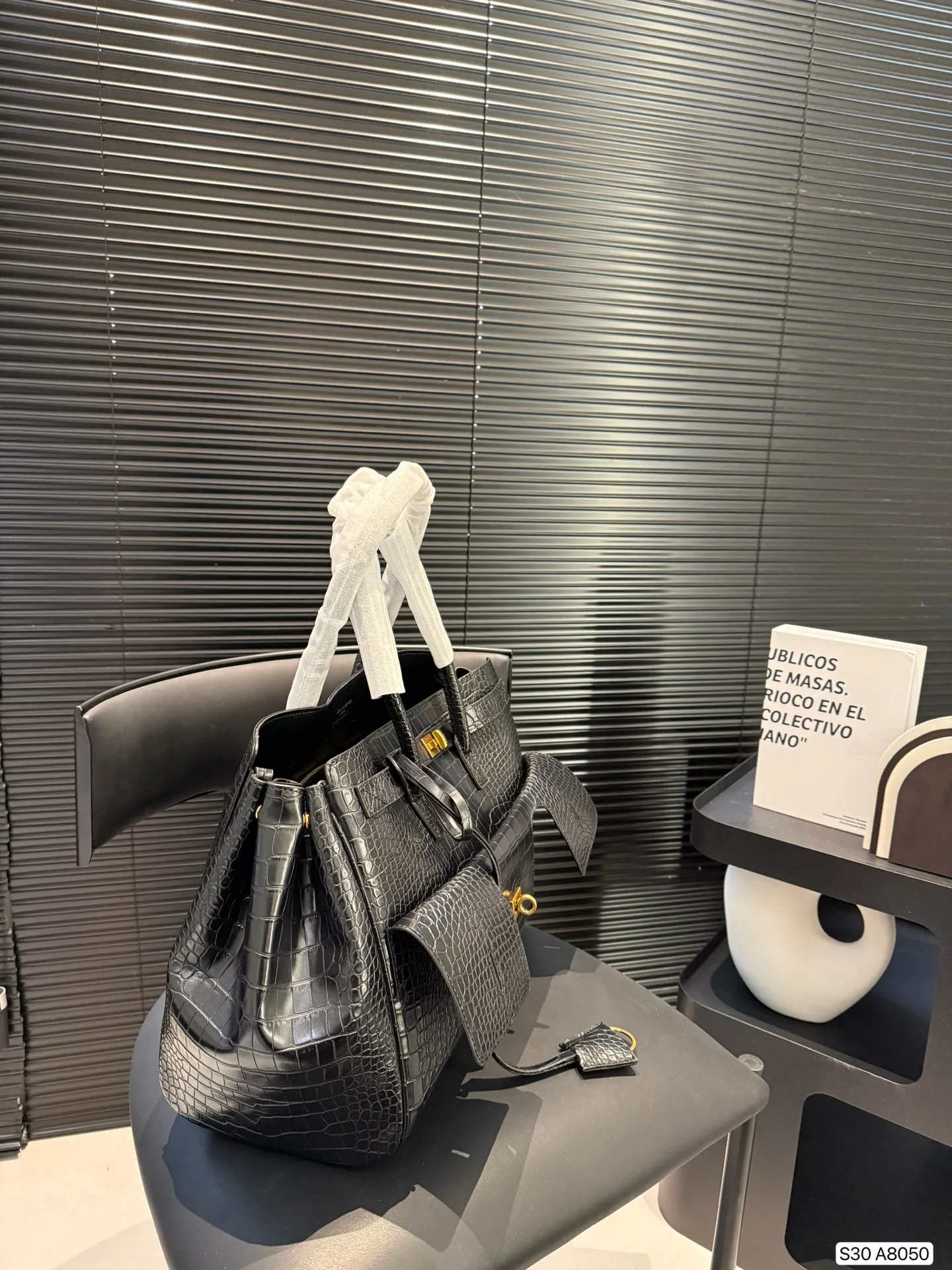 P200 巴黎世家新款RODEO大廓形包包 柔软的大廓形包包 上身慵懒感立刻get、 真的很喜欢又方便又酷的超实用大包! 尺寸38 28 货号A8050