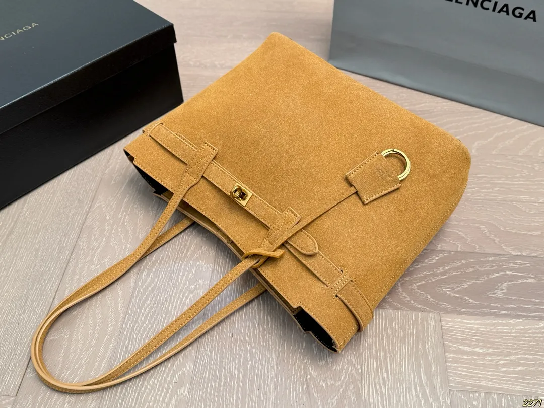 ¥175/¥165配盒 巴黎世家Balenciaga 新款出货啦!秋冬火爆款-日常搭配休闲风妥妥的,绝对吸人眼球不易撞包 。尺寸:33 26/27 20