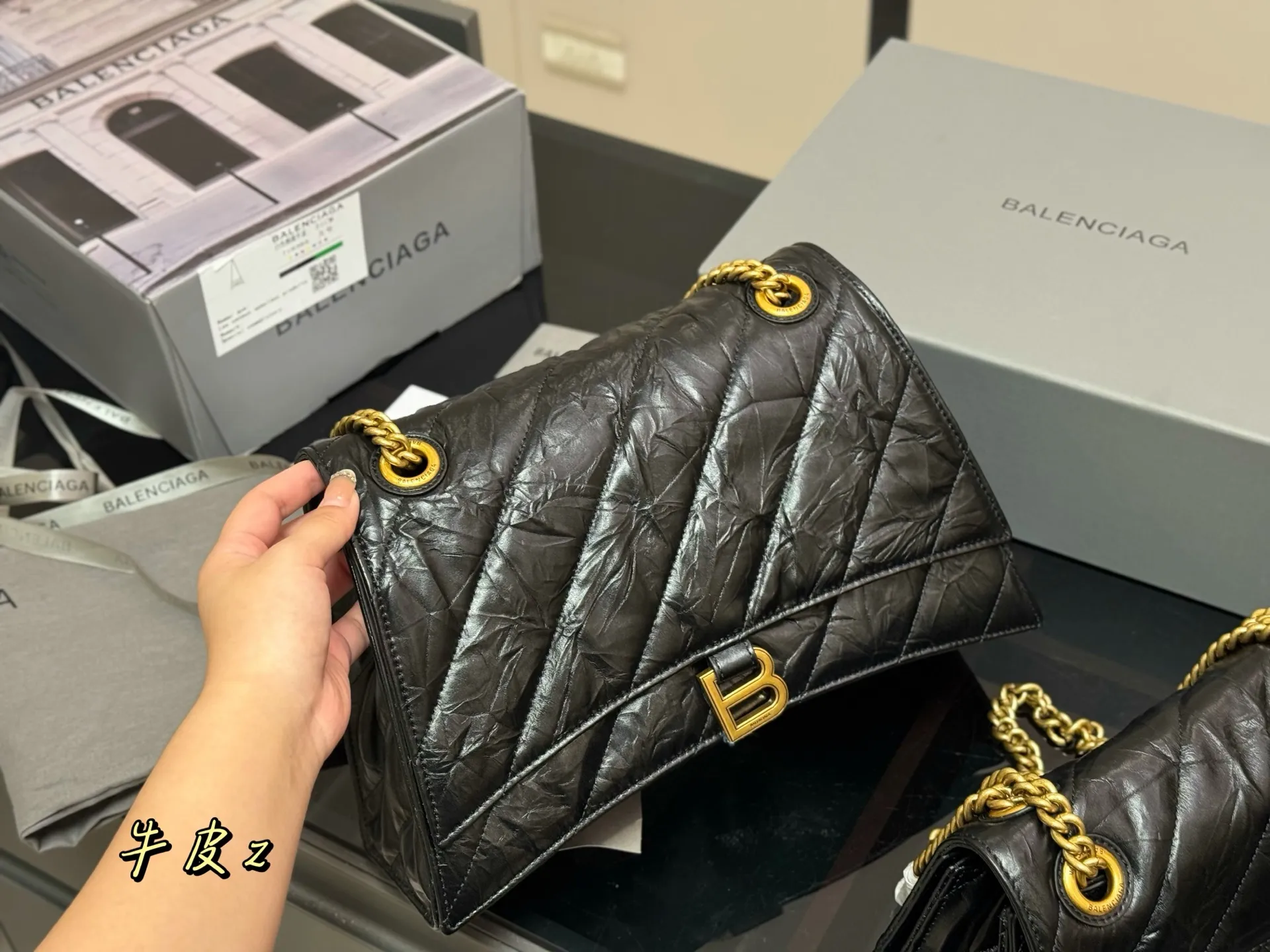 ¥190 ¥240 配盒牛皮 size:25*16cm 31*19cm crush直击我的心 巴黎世家新款包包 crush真的太高级了吧! 材质摸起来超级舒服~ 软fufu的颜值很高!