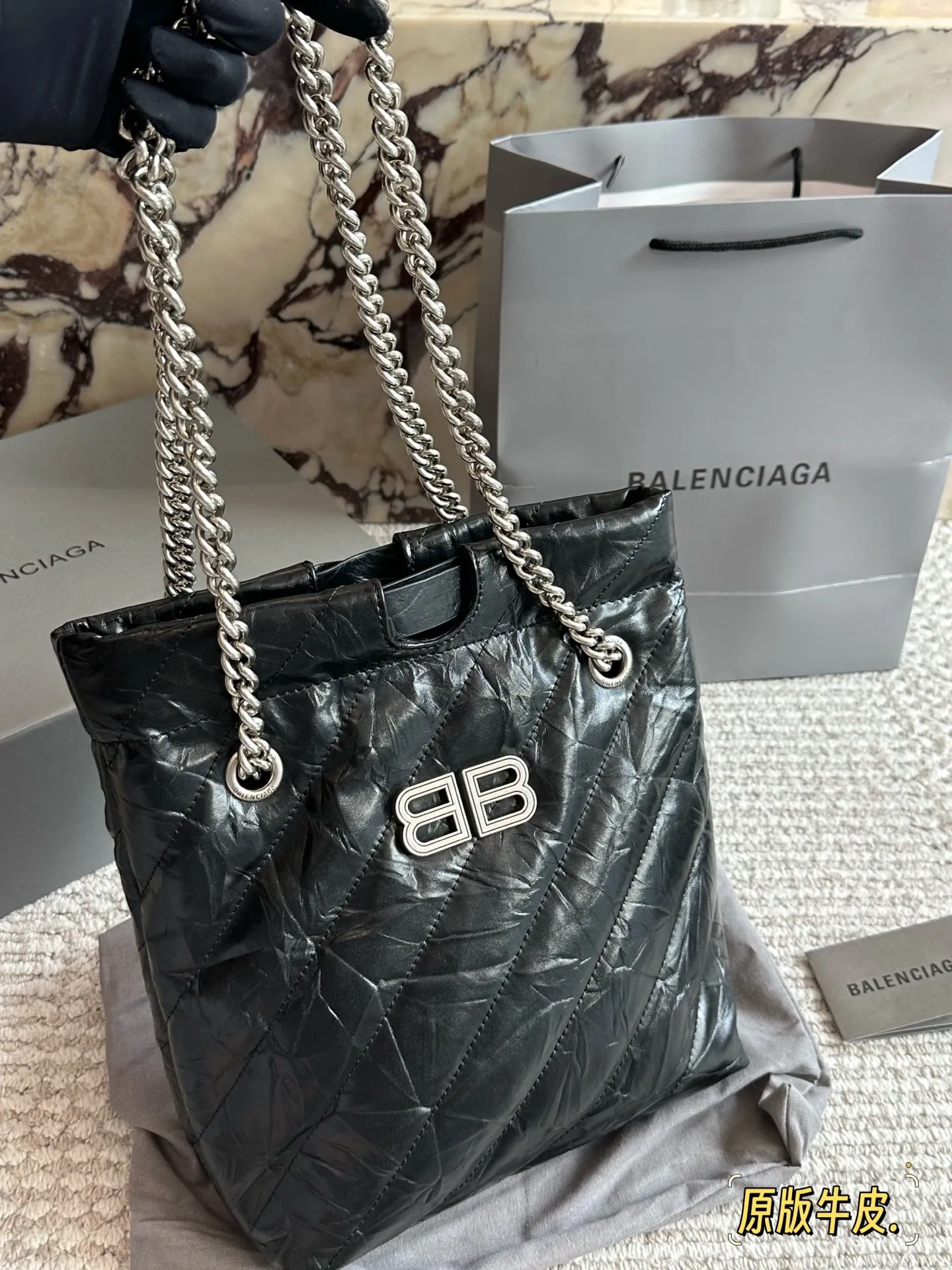 💰230 配盒牛皮 size:25*28cm 巴黎世家新款包包 垃圾袋原来这么好看!! crush tote 真的太高级了吧! 大小刚好很能装,自重轻,链条可调节随心所欲的高级感满满!