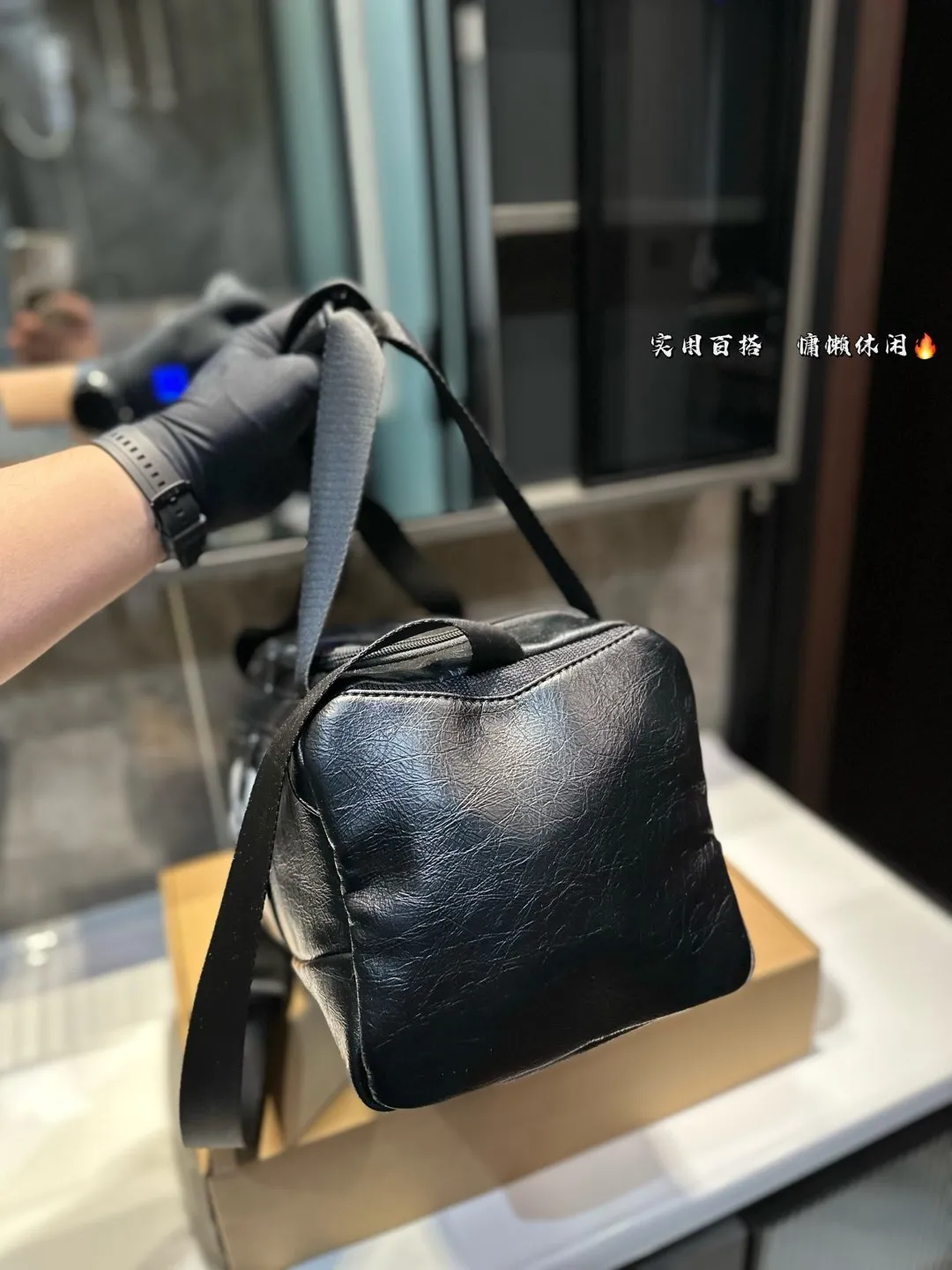 ❤️P175❤️ 种草巴黎世家的健身包联名安德玛 巴黎世家，时尚界的宠儿! 每一款单品都仿 佛在诉说着潮流的故事。 今日种草一个健身包包和安德玛联名的、这款包包，简直就是潮流界的超级巨星!它不仅拥有巴黎世家的奢华质感，还注入了安德玛的专业运动元素。巴黎世家，点燃时尚之火!它的设计充满力量感，让你自信满满地迎接每一个挑战。勇敢地展现自己的时尚态度 尺寸：39 18