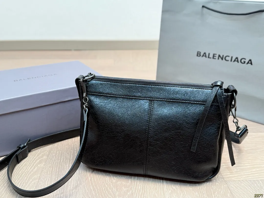 ¥150配盒 Balenciaga 巴黎世家机车包 仙女的背包 完完全全 被迷上啦 仿佛进入仙境般 是每个可爱的小仙女必备 尺寸28 18