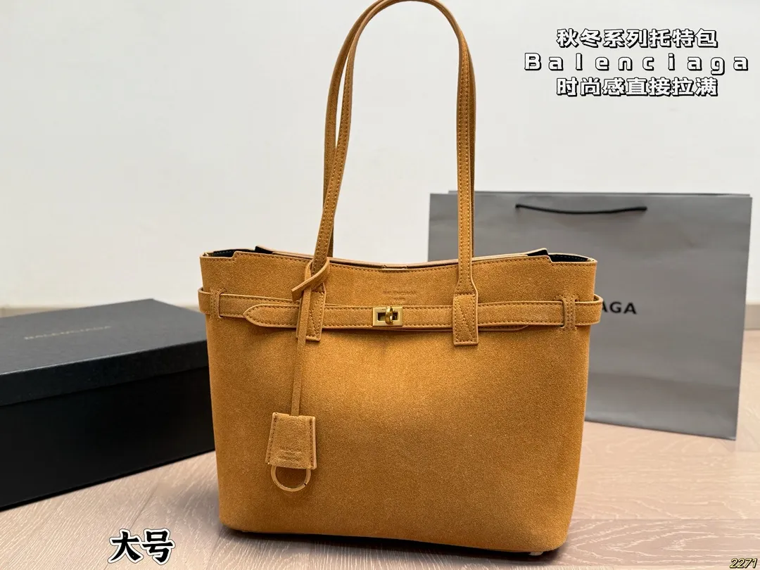 ¥175/¥165配盒 巴黎世家Balenciaga 新款出货啦!秋冬火爆款-日常搭配休闲风妥妥的,绝对吸人眼球不易撞包 。尺寸:33 26/27 20