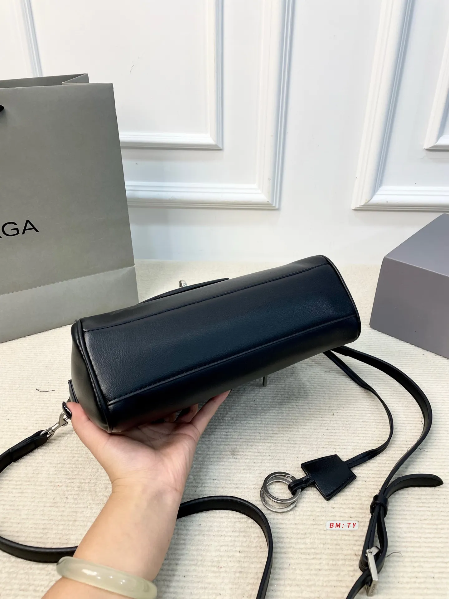 💰165 配折叠礼盒 巴黎世家Bel Air邮差包，质感细腻耐用，配色低调优雅，金属扣件精致有质感。包型经典，线条流畅，尺寸适中，通勤休闲都很适合。肩带可调节，支持单肩、斜挎多种背法，灵活百搭。内部空间合理，日常物品轻松收纳。 尺寸：27*10*18