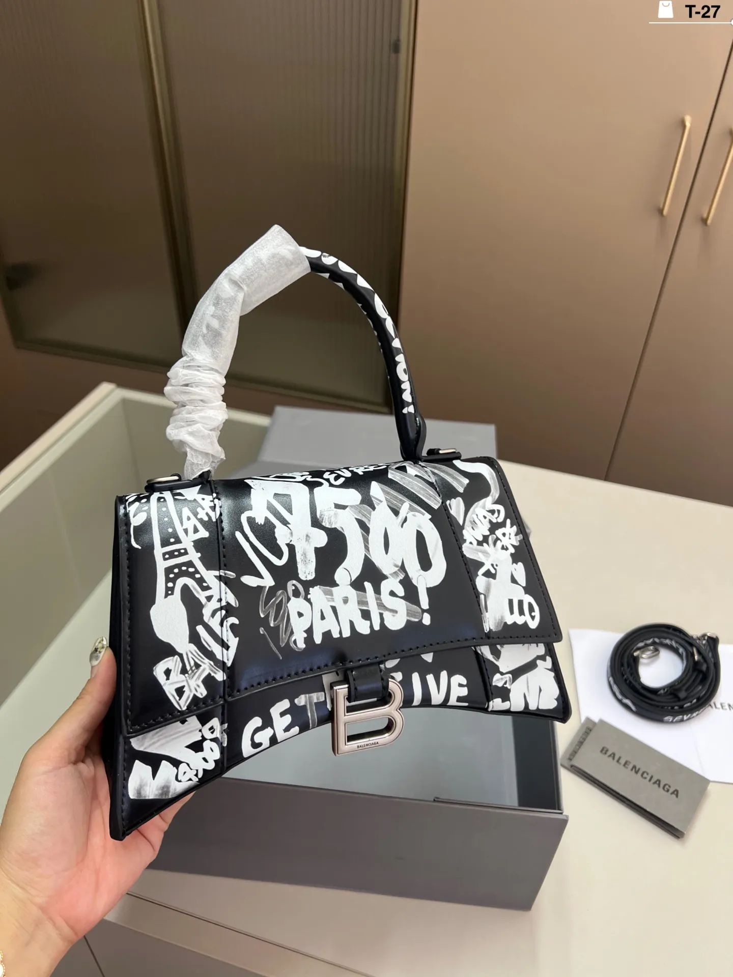 💰p155 巴黎世家涂鸦沙漏包 优雅 时尚 简单又大方 还带给你带来复古潮流的感觉 T-27尺寸22&times;10折叠盒