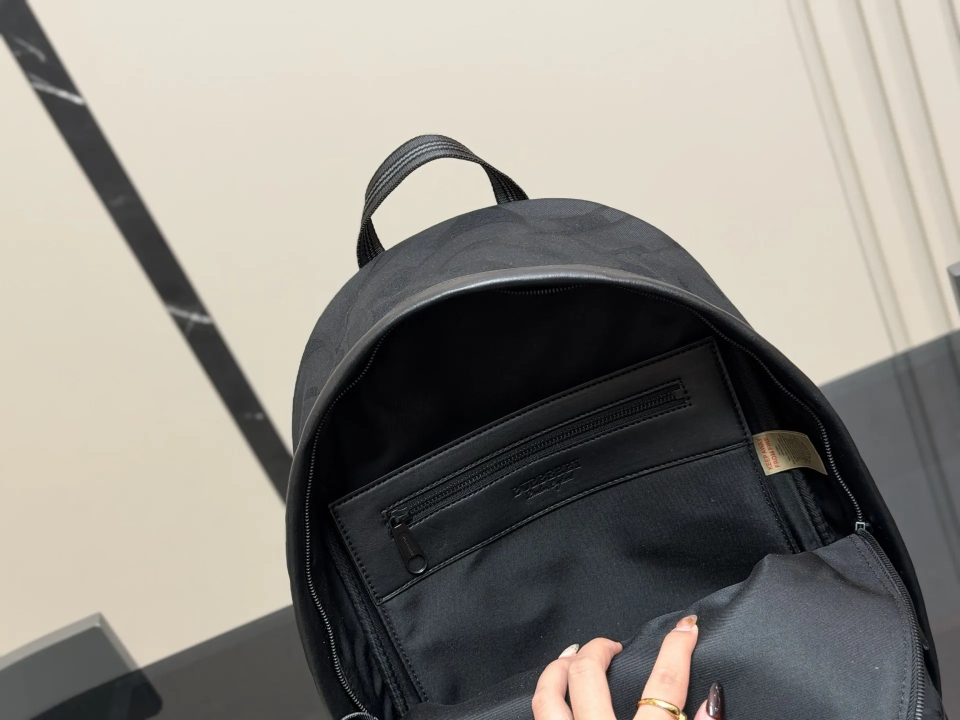 ¥220 无盒 轻便又🈶️容量 size:30*40cm 巴宝莉双肩包🎒 这款背包以标志性Burberry Trench风衣的独创面料作为灵感来源, 采用与棉质嘎巴甸同为密织结构的柔韧尼龙材质制成。 真的是好用到心坎里。