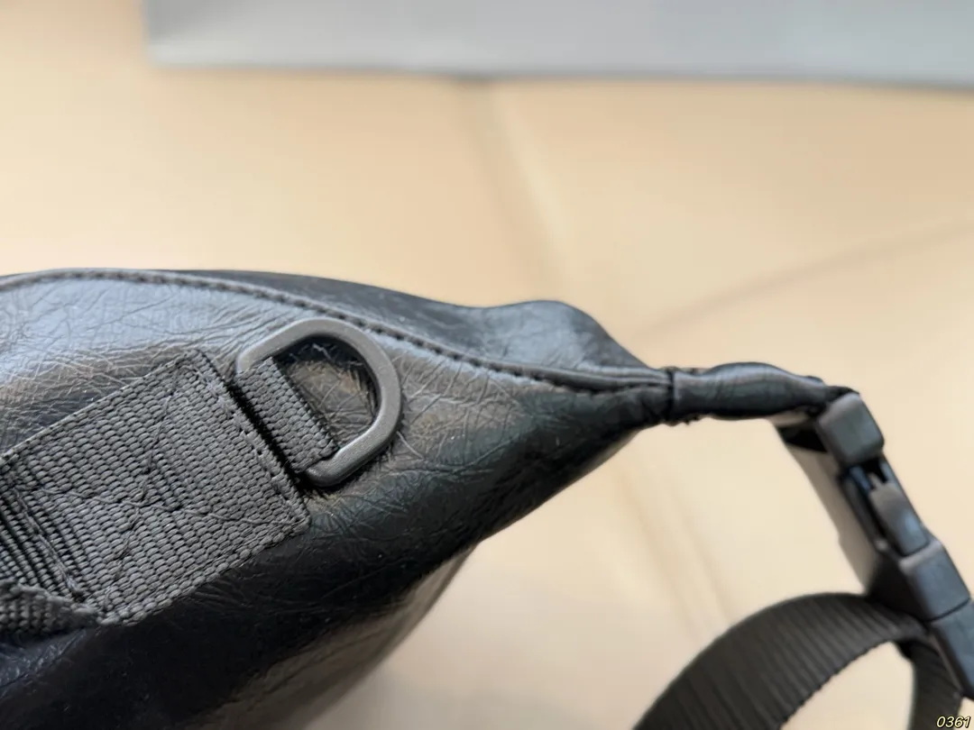 ¥140 Balenciaga 巴黎世家新款腰包 任何风格都可轻松驾驭 适合日常 旅游 出行 集美必备 尺寸24 17