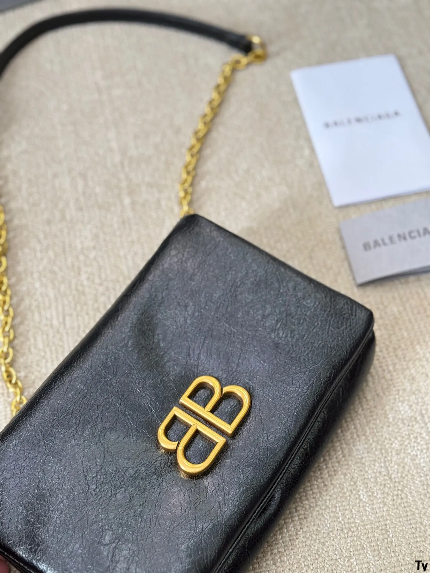 p135 巴黎 世家机车包 Balenciaga crush tote 别看mini小小的,这包可是很能装的呢大纸巾、皮包、粉饼、口红、车钥匙I、充电宝统统都放的进可以斜背、侧背、手提V 手提比较多拿上它你就是最潮流妞 尺寸24 16cm