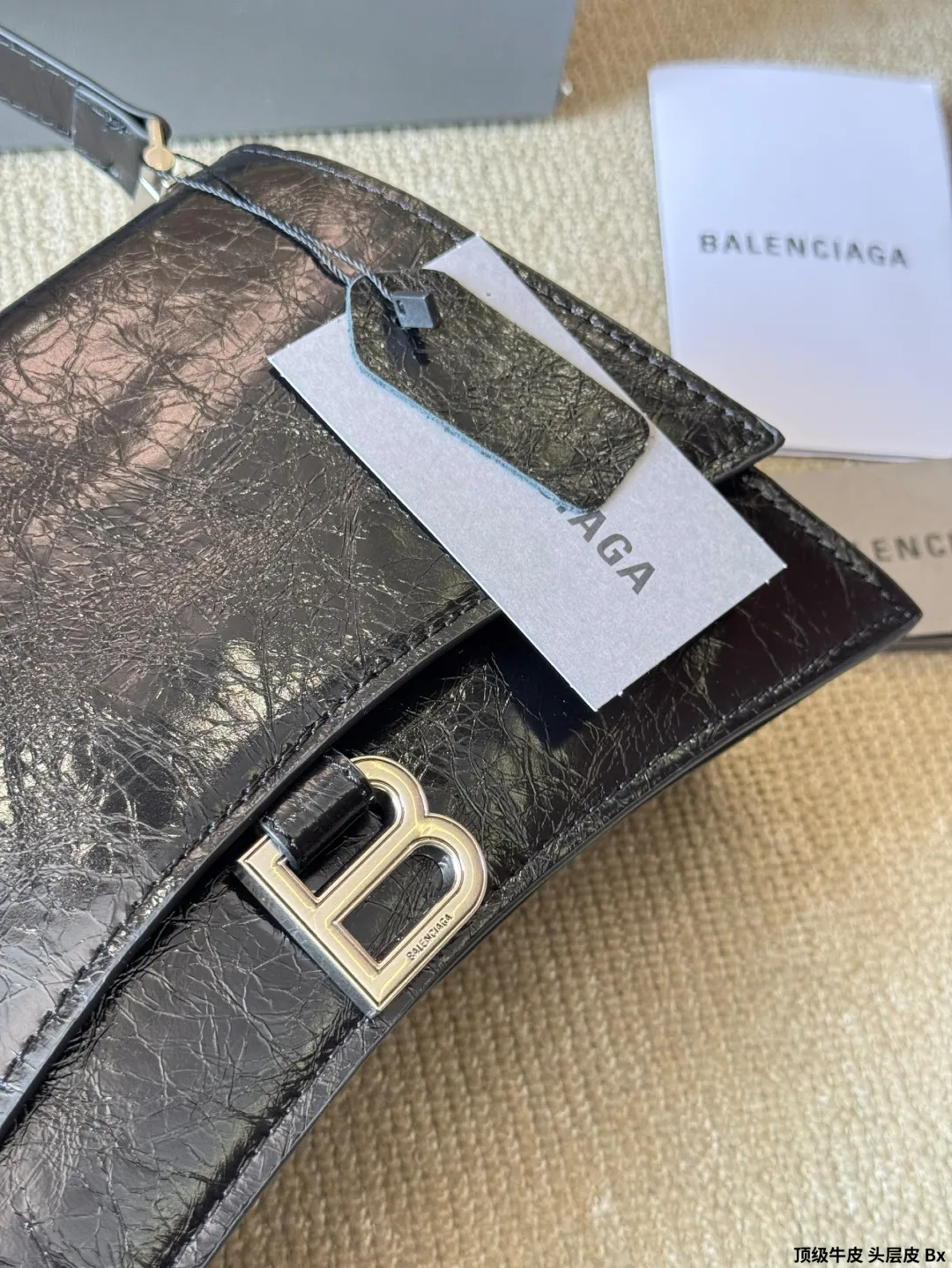 顶级原单 头层皮 p230/p210 Balenciaga 秋季新款 Crush 包款強勢登場！独特的标志 性弧线形状造型底部设置一个圆润光滑的拱形弧线，以解构手法重释经典 OR柔韧的造型易于折叠和展开，拱形包底与尖角边缘设计，包型搭配层次分明的内部空问。压光牛皮与柔软羊皮革内里，手袋肌理与设计亮点 均彰显出其绝佳的触感。改为可调节肩带设计，细节满满&deg; 取消链条改为肩带更加偏向中性风，男生也可以 完美驾驭啦！ 尺寸：大号30 20cm 小号25 16cm