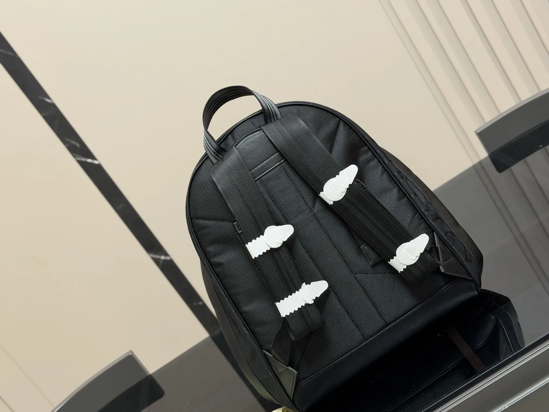 ¥220 无盒 轻便又🈶️容量 size:30*40cm 巴宝莉双肩包🎒 这款背包以标志性Burberry Trench风衣的独创面料作为灵感来源, 采用与棉质嘎巴甸同为密织结构的柔韧尼龙材质制成。 真的是好用到心坎里。