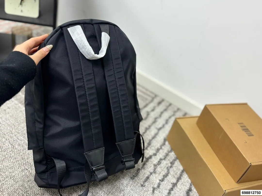 p190 Balenciaga双肩包 巴黎世家 男女皆可 百搭休闲 容量超惊人 重点是真的很轻便 设计也很简约耐看 尺寸33 44