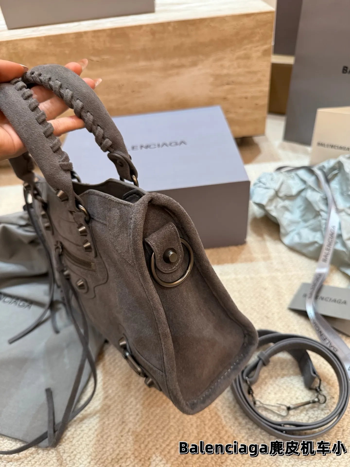 P235 P225 顶级原单 Balenciaga巴黎世家 麂皮机车包 -拥有立冬的第一只麂皮机车的快乐 这么帅谁能不爱呀[得意R] 粗犷硬朗的机车包型 加上拥有独一份质感的麂皮 拿捏时髦和氛围感就这么简单 尺寸大号37*23 小号30*19
