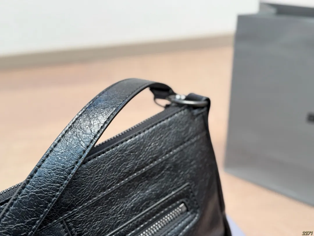 &yen;150配盒 Balenciaga 巴黎世家机车包 仙女的背包 完完全全 被迷上啦 仿佛进入仙境般 是每个可爱的小仙女必备 尺寸28 18