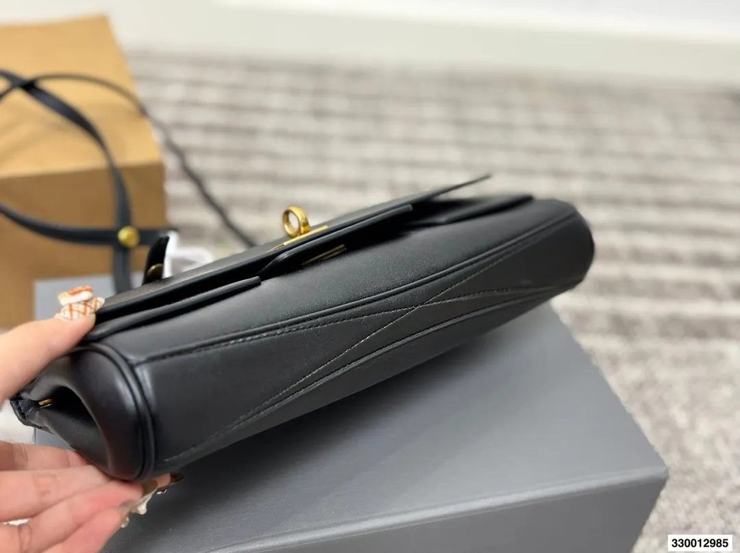 p215 全套包装 size: 28*14cm 巴黎世家 belair这个系列太顶了! 新款手包/斜挎包小小的很精致! 牛皮品质哦! 皮质的韧性与手感都非常柔和哦