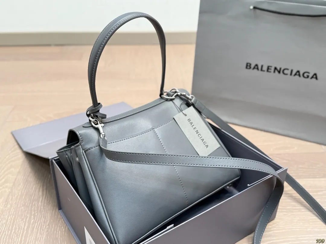 小号&yen;225折叠盒 Balenciaga巴黎世家新款 任何风格都可轻松驾驭 适合日常 旅游 出行 集美必备 尺寸：小号27 19