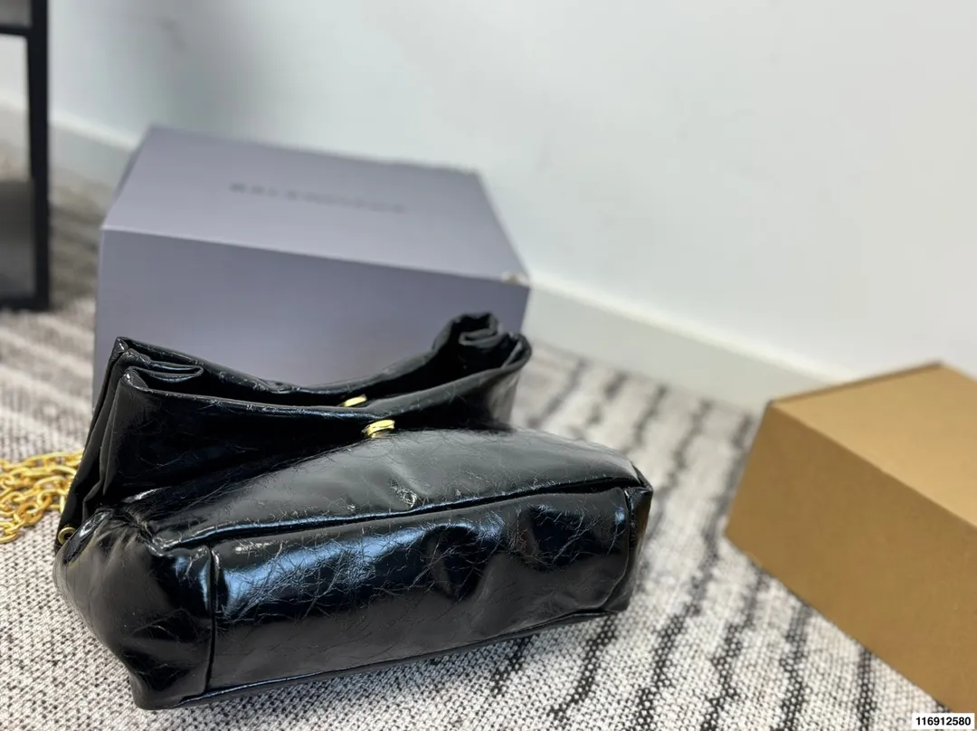 p170 配礼盒 尺寸28.20 黑金绝配|这只Monaco油蜡皮中号 黑金+油蜡皮这个组合 这就是我的本命包啊!🖤 油蜡皮自带微妙的光泽度和做旧纹理 摸起来是柔润的蜡感 越用越有个人痕迹 而且超级耐造 内里还有一个带拉链的夹层 日常出门完全够用 - 五金是做旧的复古金色,Blogo比较低调 - 开合是磁吸扣,单手操作超方便 - 油蜡皮会有自然的褶皱纹理 喜欢复古感的会爱死 如果你在找一只帅气、能装、不娇气又充满高级感的通勤包,黑金油蜡皮Monaco中号绝对值得冲!