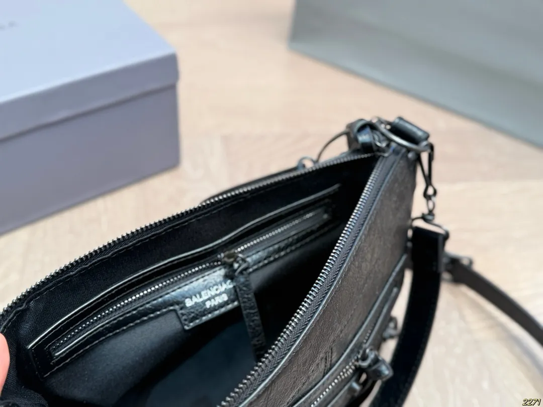 ¥150配盒 Balenciaga 巴黎世家机车包 仙女的背包 完完全全 被迷上啦 仿佛进入仙境般 是每个可爱的小仙女必备 尺寸28 18