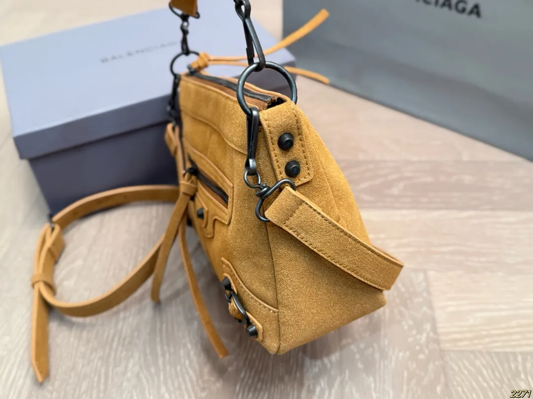 麂皮¥165配盒 Balenciaga 巴黎世家机车包 仙女的背包 完完全全 被迷上啦 仿佛进入仙境般 是每个可爱的小仙女必备 尺寸28 18