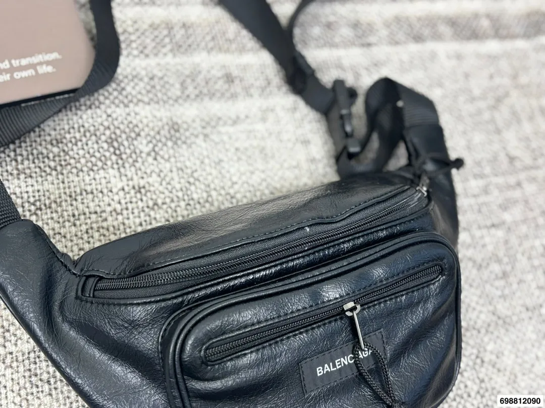 P120 巴黎世家腋下包 又出新单品▲新款 sling bag来啦~ 法棍包型超级实用的一款！ 尺寸29.18