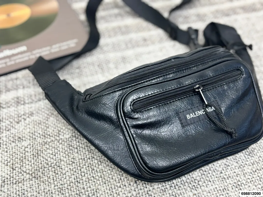 P120 巴黎世家腋下包 又出新单品▲新款 sling bag来啦~ 法棍包型超级实用的一款! 尺寸29.18