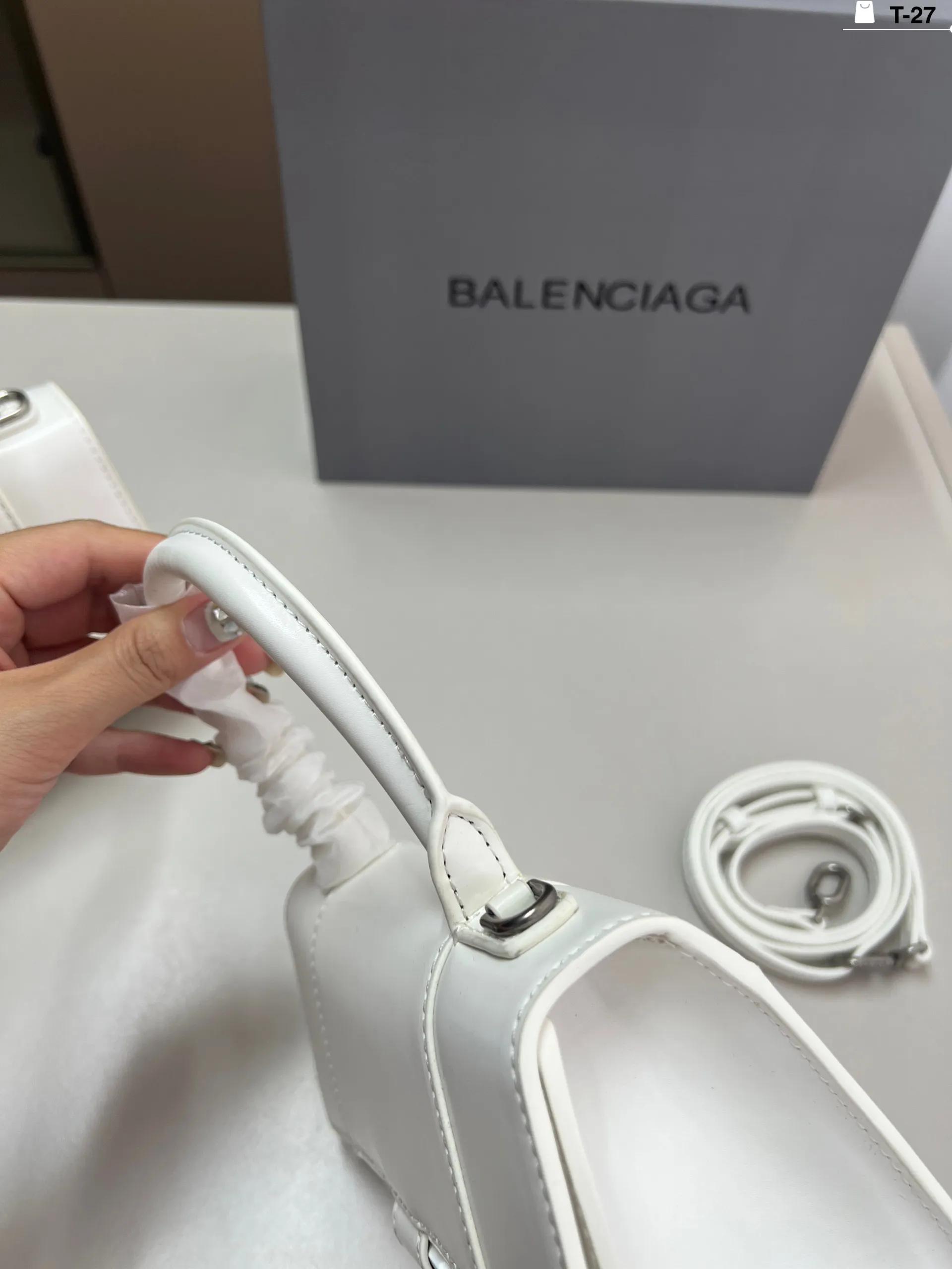 小💰p135 巴黎世家沙漏包(平纹) 优雅 时尚 简单又大方 还带给你带来复古潮流的感觉 T-27尺寸19×9/22×10折叠盒