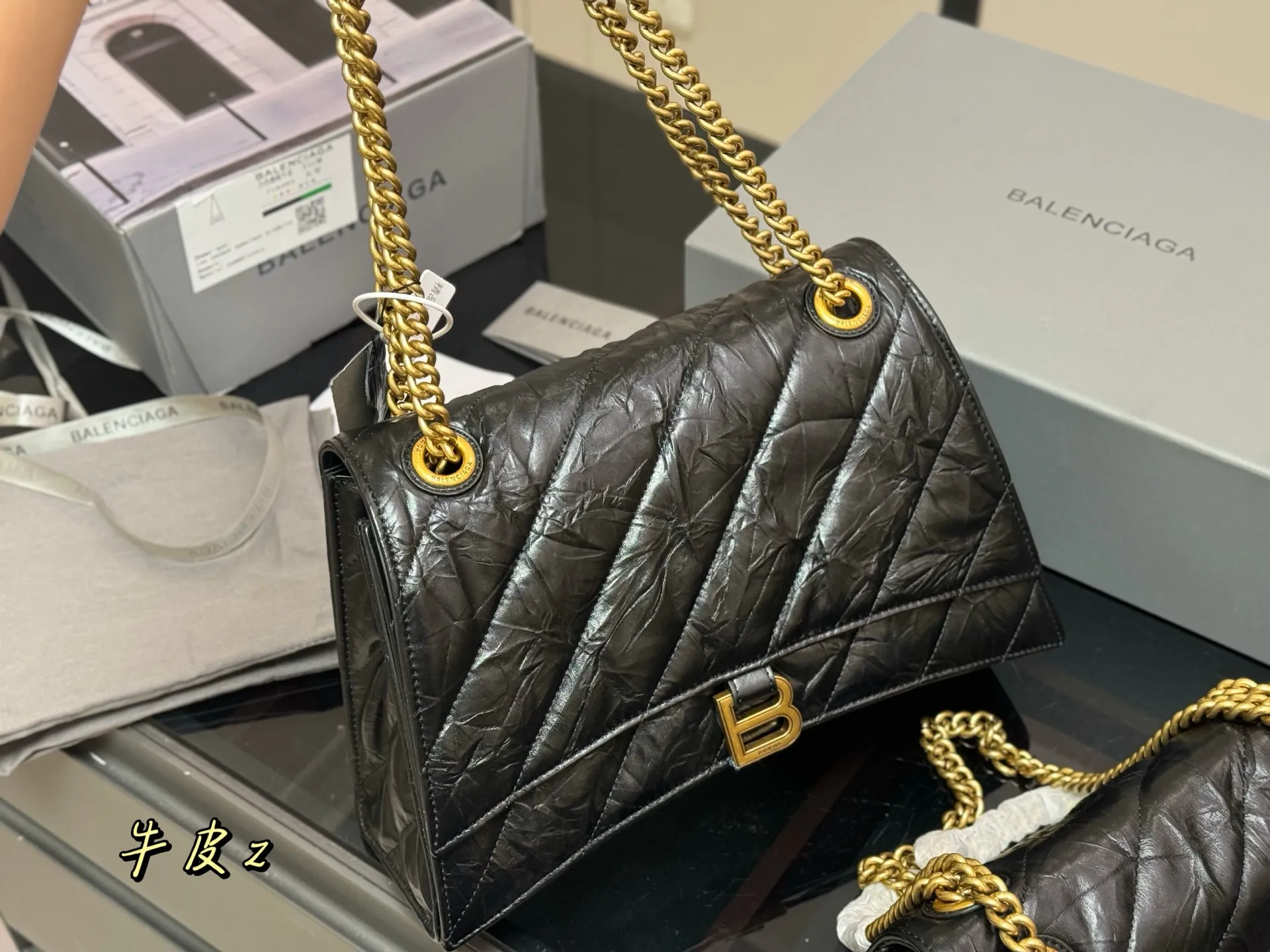 ¥190 ¥240 配盒牛皮 size:25*16cm 31*19cm crush直击我的心 巴黎世家新款包包 crush真的太高级了吧! 材质摸起来超级舒服~ 软fufu的颜值很高!