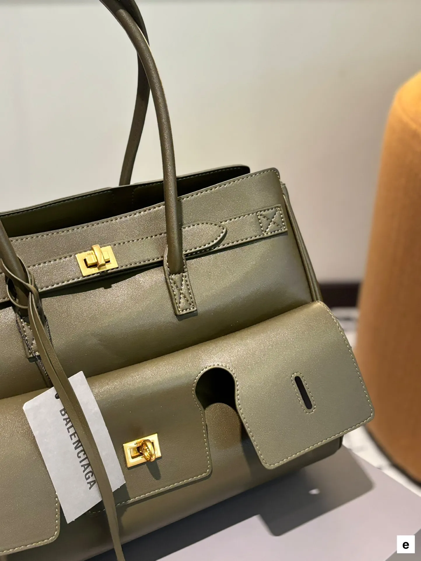 牛皮 p285 卡戴珊look|巴黎世家 甲甲卡戴珊(Kim Kardashian)套装巴黎世家家的 (铂金包Balenciaga belair)黑色机车过膝靴穿出了卡戴珊的霸气. 。。今年巴黎世家的包把爱马仕玩的淋漓尽先是kelly redeo,又是birkin的belair。光价格没比爱 马仕便宜哦,真是又爱又恨的。大号35 30cm