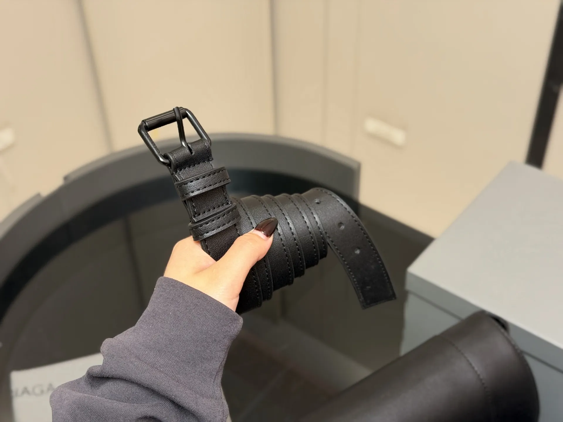 ¥180 ¥185 配盒!! size:28cm 33cm Balenciaga down town 巴黎世家新款沙漏 异型包的设计又酷又高级 包身容量可观