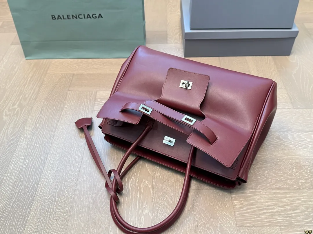 ¥240 巴黎世家Balenciaga 优雅时尚简单又大方 酷酷的感觉 还带给你带来复古潮流的感觉 尺寸37 28
