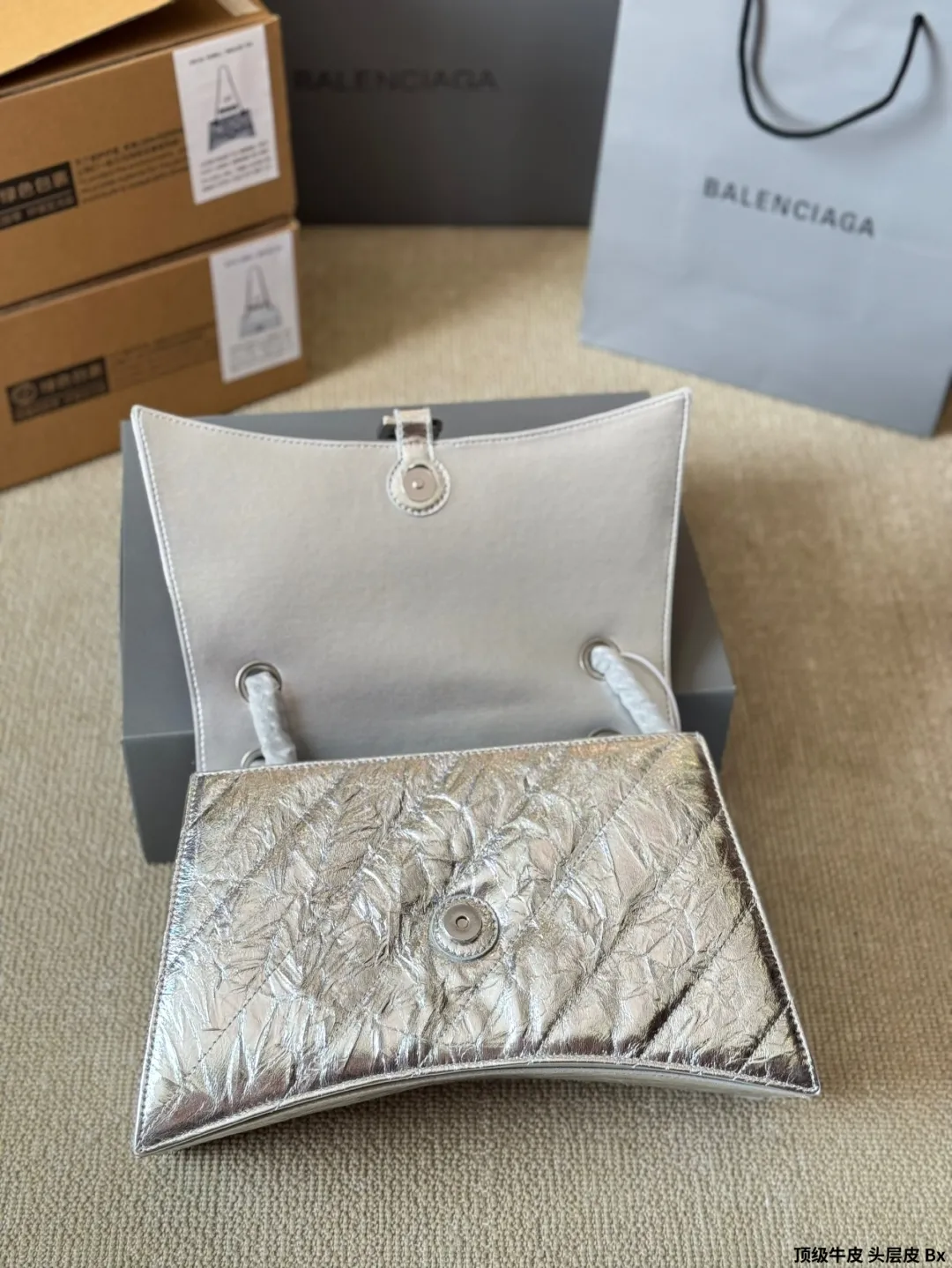 顶级原单 头层皮 p230/p200/p180 有Bella独特的氛围感了,好绝。 有Bella 那味儿了 一独特的氛围感好绝。 来自巴黎世家 Crush气场强大的实用型 大包包强势回归! 巴黎世家 Crush 以 Hourglass 沙漏包廓形为基础,特殊 处理后呈现出皱褶纸质感的纹理,软软的包身 十褶皱 感皮质,满满的前卫感! 整个包真的一眼爱上,经典沙漏轮廓,皮质柔软,手感 像枕头一般超级好!尺寸大号30 20cm 小号25 15cm 迷你20 13cm